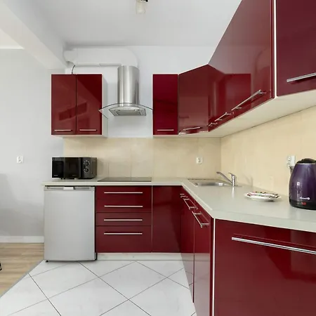 Comfortable With Parking In By Renters Apartment *